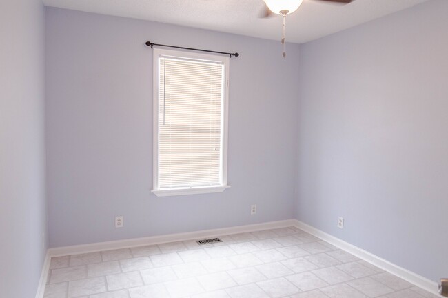 Building Photo - Pet Friendly Three Bedroom!