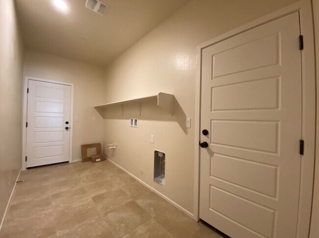 Building Photo - 4 BED 3 BATH Townhome, 1 LOFT, 2 GARAGES, GATED!