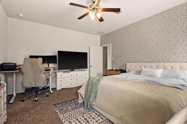 Building Photo - 310 Saddleback Trl