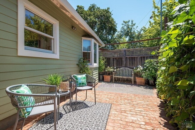 Building Photo - 4 Belle Ave