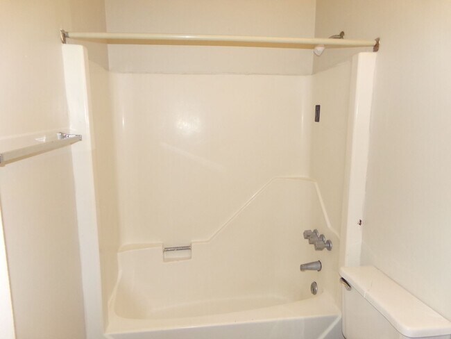 Building Photo - Charming Duplex in Havelock