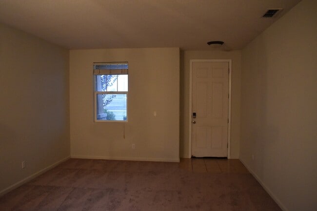 Building Photo - 570 Barclay Way