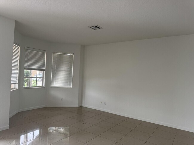 Building Photo - 1804 SW Jamesport Dr