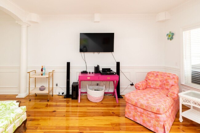 Building Photo - Lovely Townhome Available In Yacht Cove