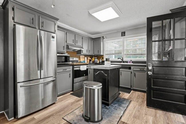 Building Photo - Three Bedroom Two Bath