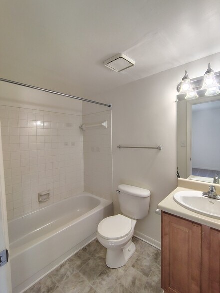 Building Photo - 600 Reusens Rd