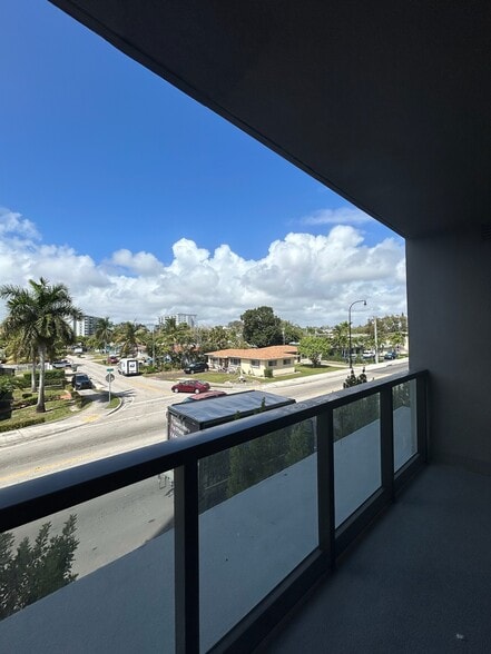 Building Photo - 1625 NE 124th St