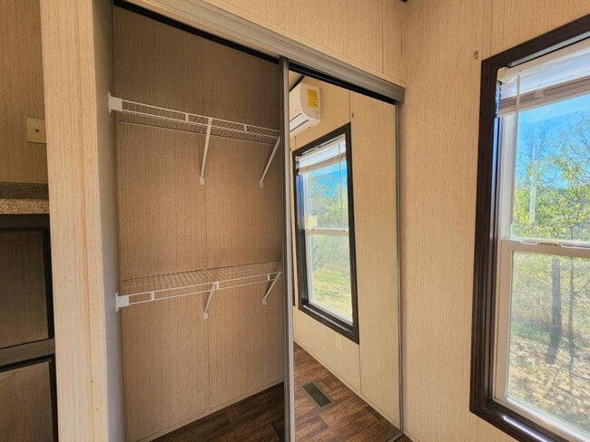 Building Photo - 140 Holy Temple St