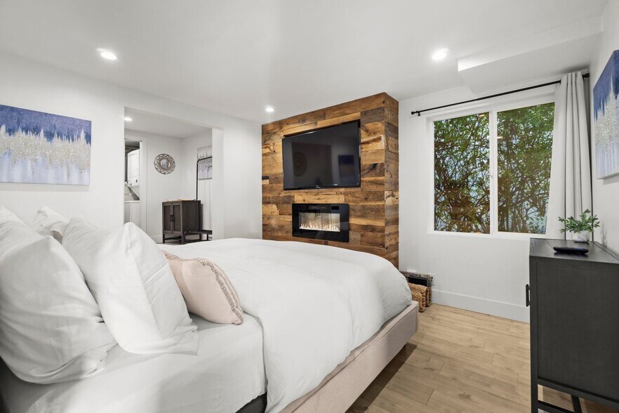 Building Photo - 2125 W California St