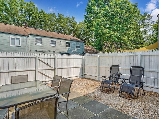 Building Photo - "Charming 3-Bed, 2- in Lakewood -