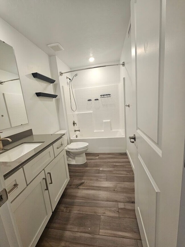 Building Photo - Newer 3 Bedroom Home