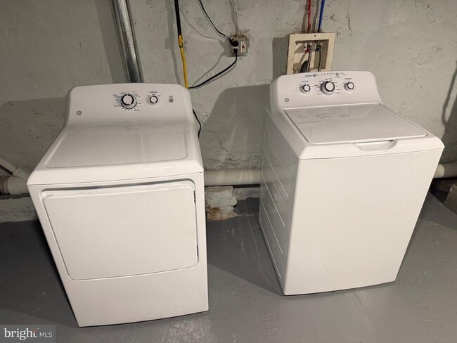 Building Photo - 2048 N Darien St