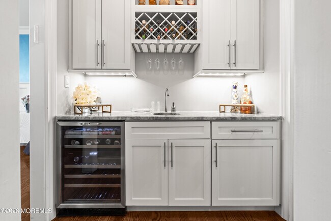 Building Photo - 558 Cedar Ave