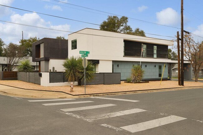 Building Photo - 900 W Live Oak St