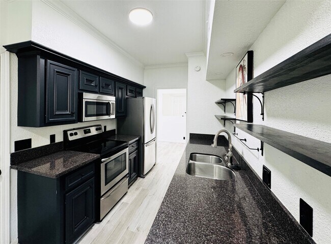 Building Photo - 2323 Augusta Dr