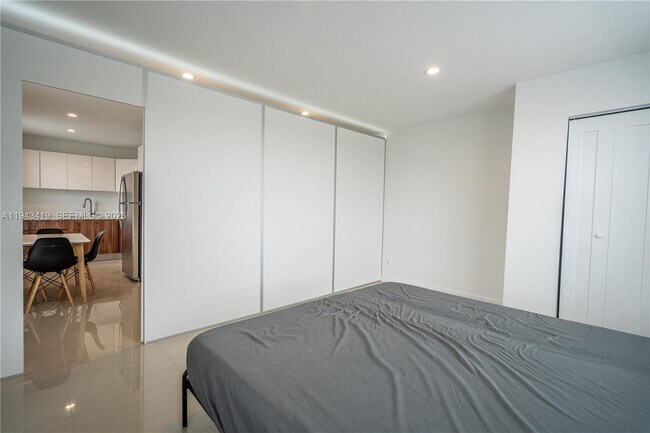 Building Photo - 924 Marseille Dr