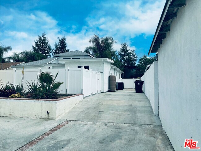 Building Photo - 22131 Victory Blvd