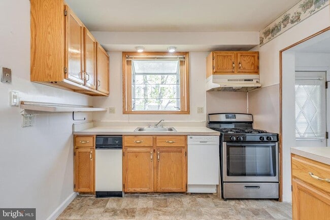 Building Photo - 427 Buttonwood St