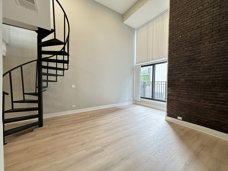 Building Photo - 1220 N La Salle Dr