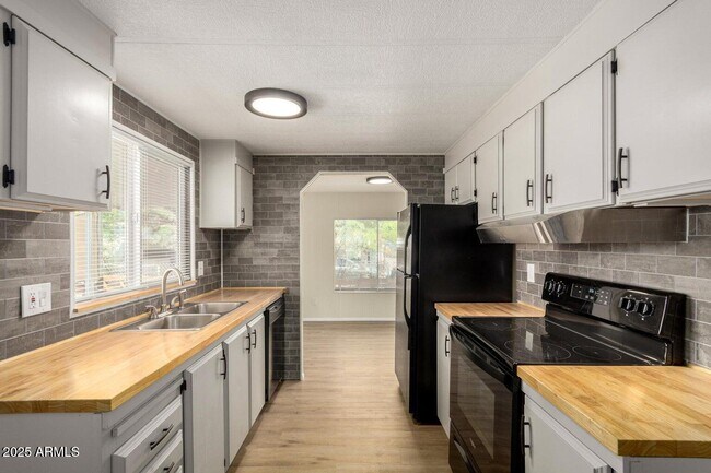 Building Photo - 9710 E Baywood Ave
