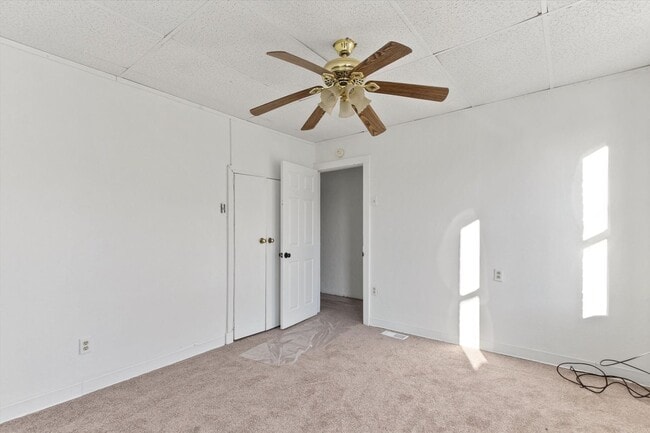 Building Photo - Bright 3 Bedroom, 1.5 Bath Home with Private Yard!