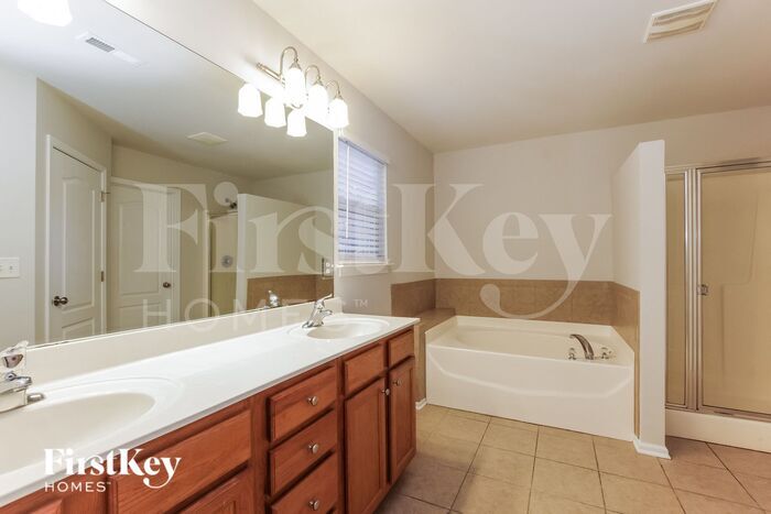 Building Photo - 8305 Stone Crest Dr