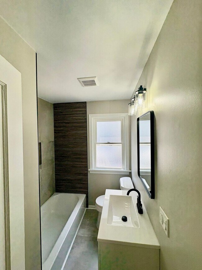 Building Photo - 4165 Harwood Rd