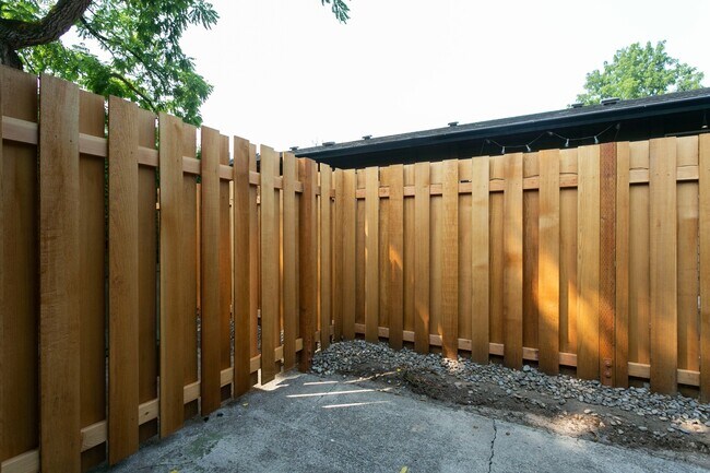 Building Photo - Modern Two Bedroom Apartment Available in Mt. Tabor