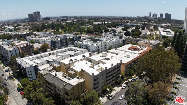 Building Photo - 10960 Ashton Ave