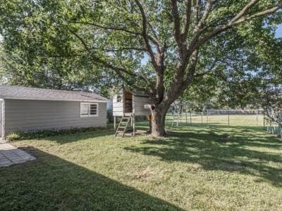 Building Photo - 617 Barr Dr