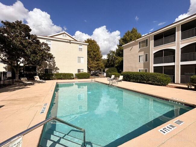 Building Photo - 3800 SW 20th Ave