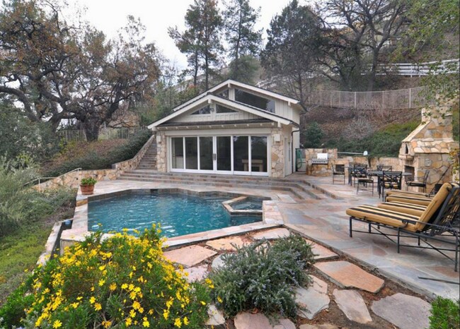 Building Photo - 5 Bed, 4.5 bath estate located in guard gated Hidden Hills Neighborhood