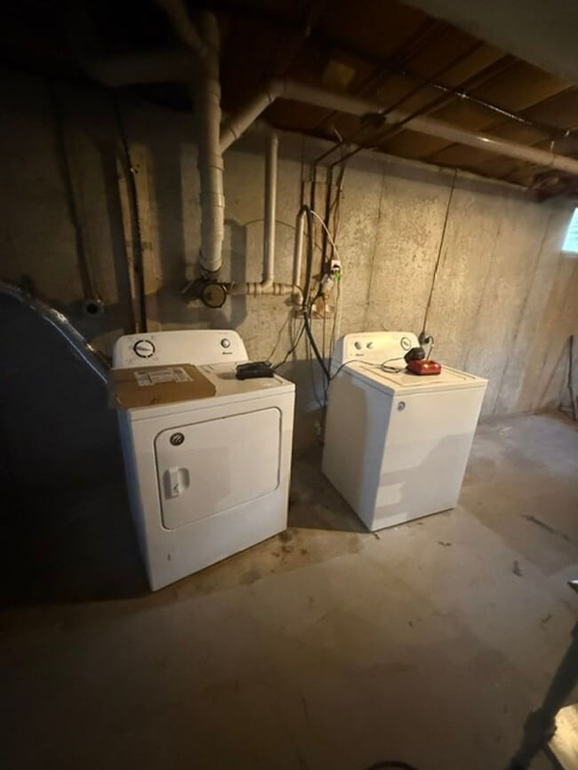 Building Photo - A 2 bedroom one bathroom ranch home in Har...