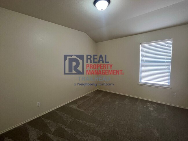 Building Photo - Spacious Single Story Home in a Great Loca...