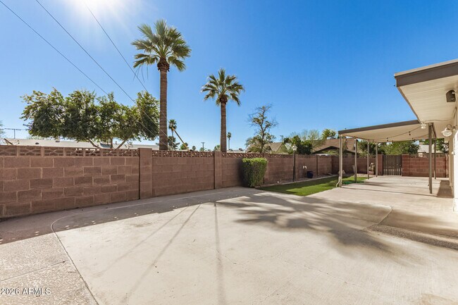 Building Photo - 105 E Manhatton Dr