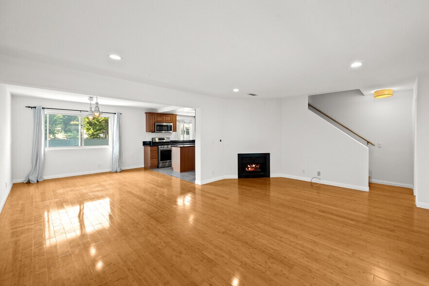 Building Photo - 18333 Hatteras St