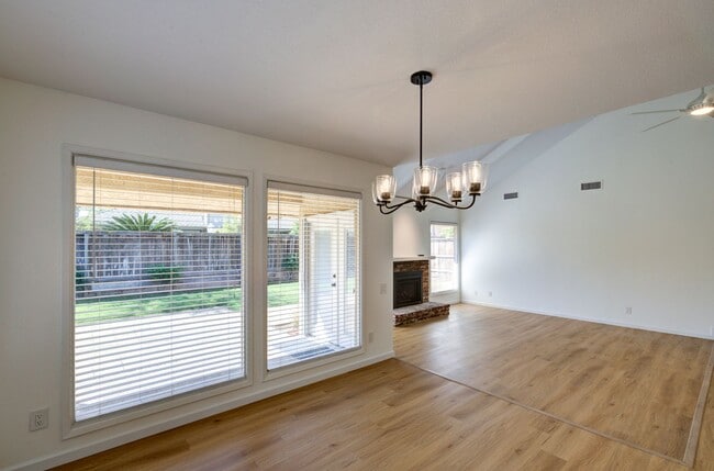 Building Photo - 1067 W Sierra Ave