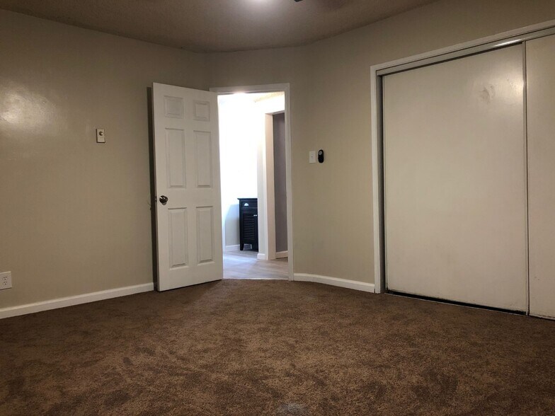 Building Photo - 2107 Earl Ave