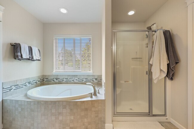 Building Photo - 5 bedroom high efficient home - Olympia Sc...