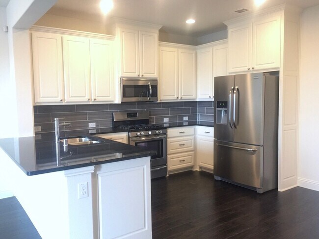 Building Photo - GORGEOUS 3 BEDROOM TOWNHOUSE LOCATED IN VILLAS AT STONEGATE IN MCKINNEY!