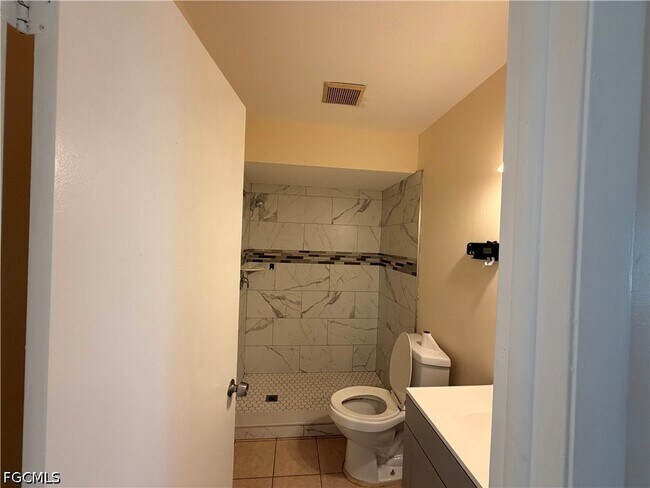 Building Photo - 1212 SE 2nd Pl