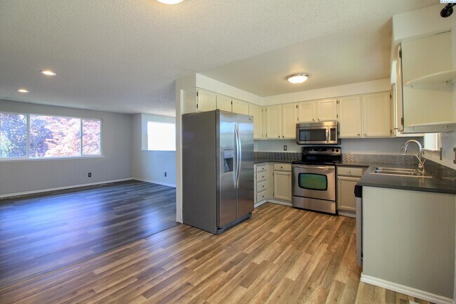 Building Photo - Rent Special! Large 4 Bed/2 Bath + Office ...