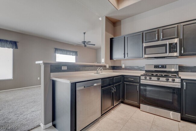 Building Photo - 2305 W Horizon Ridge Pkwy
