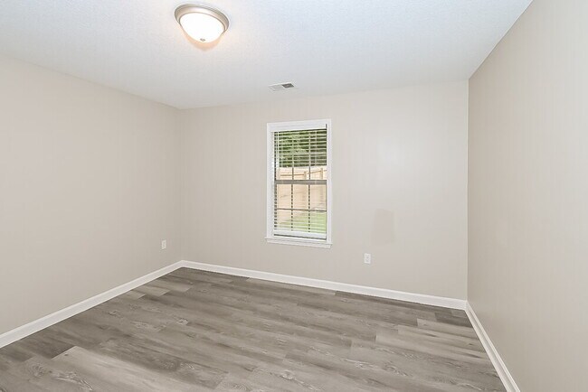 Building Photo - 4100 Windermere Dr S