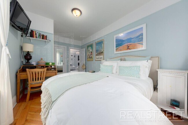 Building Photo - 2 Bed In Prime Brooklyn Heights