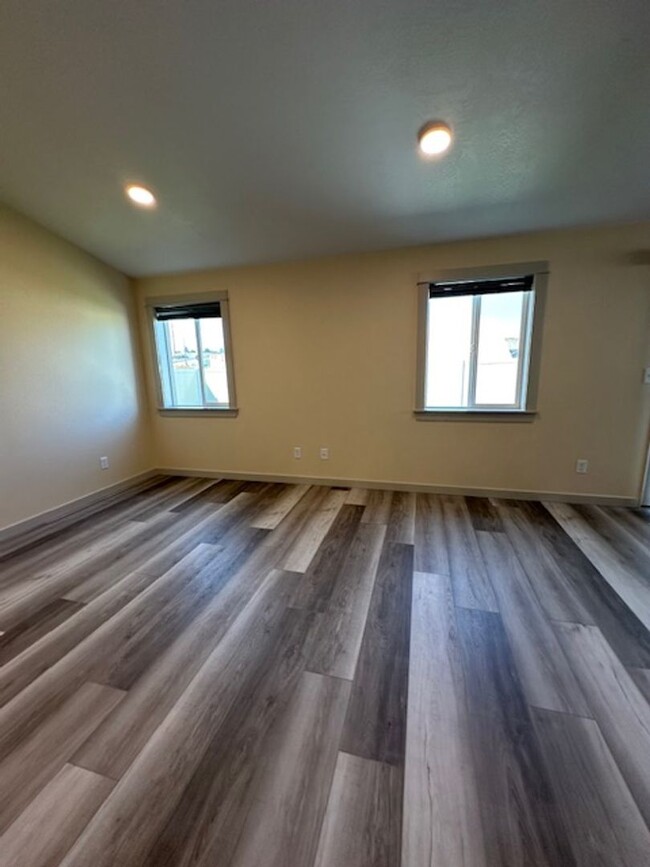 Building Photo - House for Rent