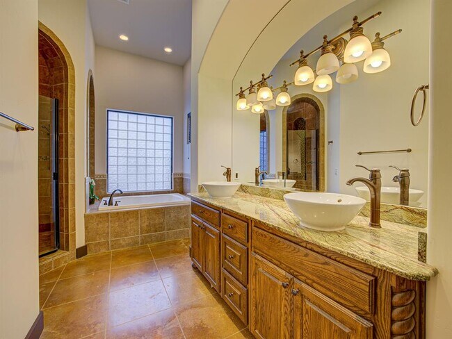 Building Photo - 1310 Minnie Dr