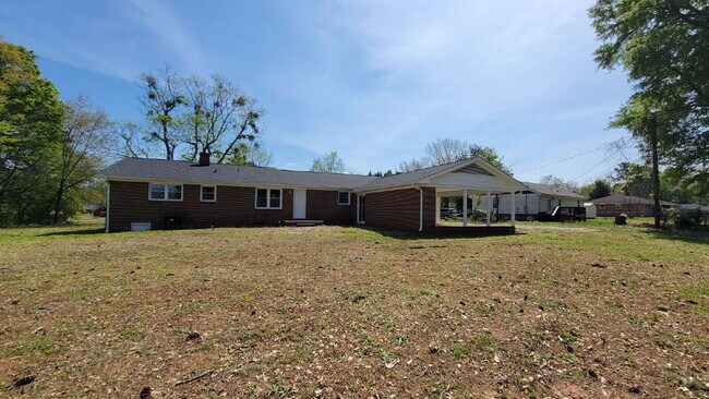 Building Photo - Spacious 3 Bedroom Home in District 6 – Re...