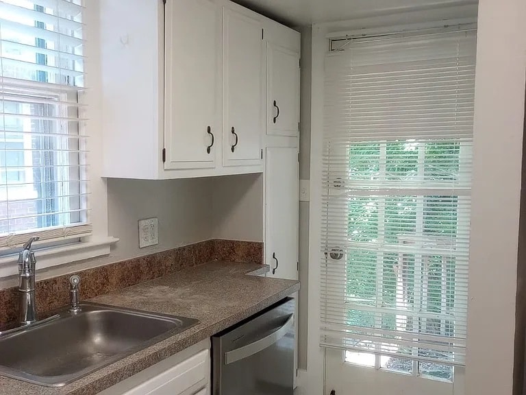 Kitchen with private entrance to backyard - view 1 - 816 Westover Ave