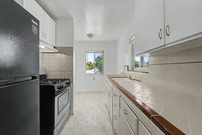 Building Photo - 806 H St
